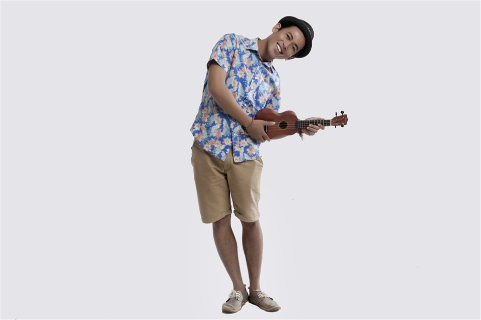 Budi Doremi memegang ukulele